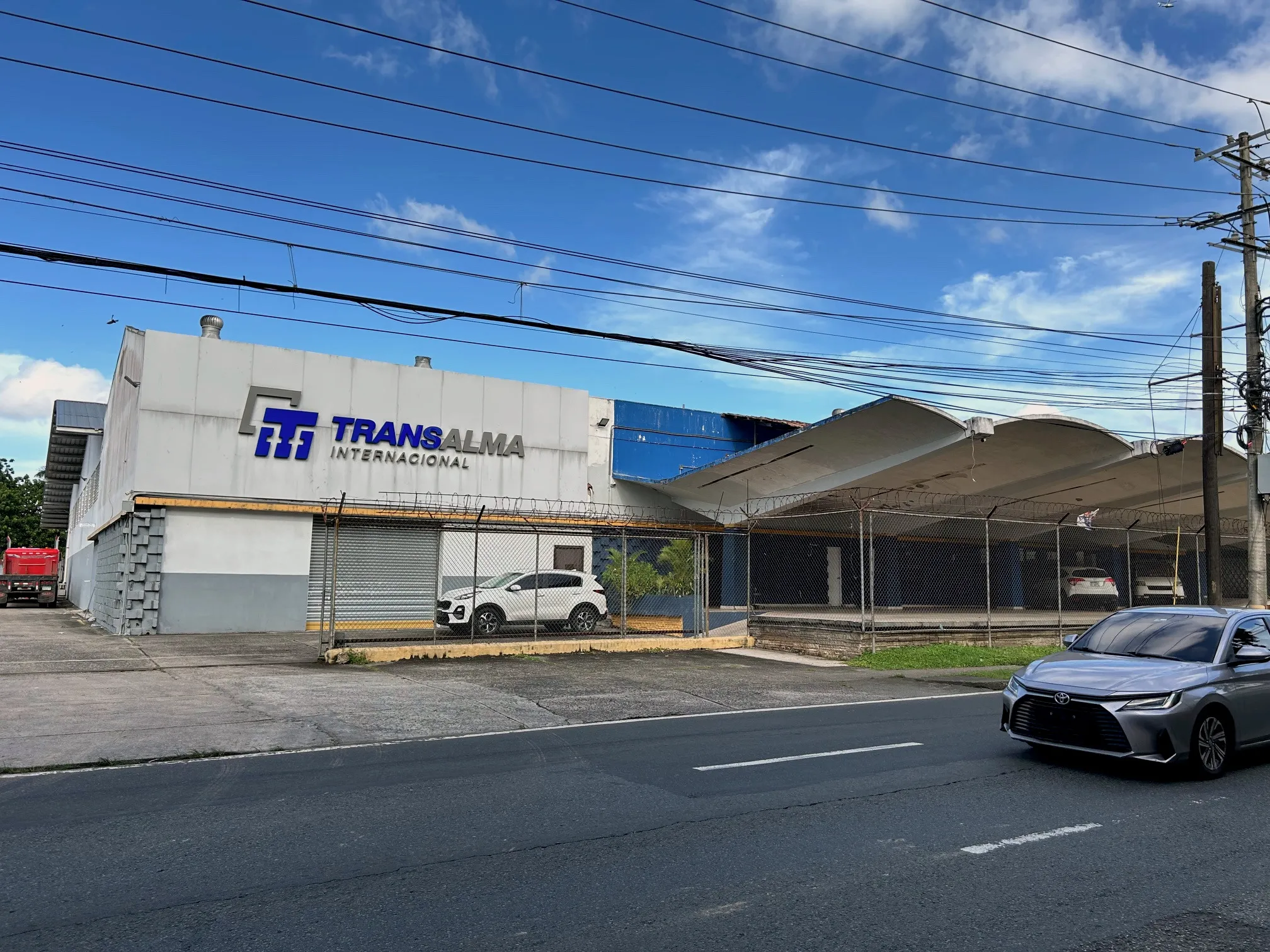 Fachada del recinto de Transalma Internacional con su rótulo corporativo